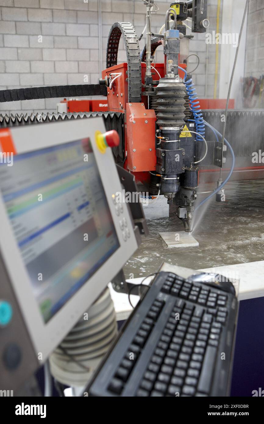 Macchina per il taglio con tecnologia abrasiva a getto d'acqua per metalli e materiali non metallici, Fatronik-Tecnalia, Research and Technology Center, Donostia, Basque Co Foto Stock