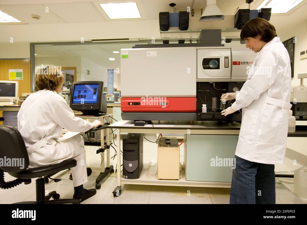 VARIAN ICP (plasma ad accoppiamento induttivo) - OES (spettrometro a emissione ottica), VISTA-MPX, laboratorio di chimica inorganica ambientale. Fundacion Inas Foto Stock