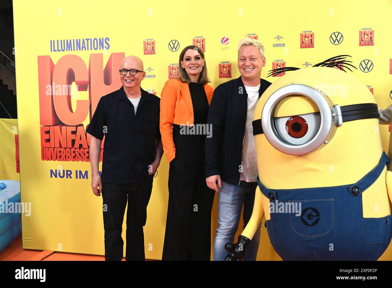 Schauspieler Oliver Rohrbeck, Martina Hill und Jens Knossi Knossalla , l-r, kommt zur Prermiere des Minions Animationsfilm Ich einfach unverbesserlich 4. Der Film startet am 11.07.2024 in den deutschen Kinos *** gli attori Oliver Rohrbeck, Martina Hill e Jens Knossi Knossalla , l r, assistono alla prima del film d'animazione Minions Ich einfach unverbesserlich 4 il film apre nei cinema tedeschi l'11 07 2024 Foto Stock