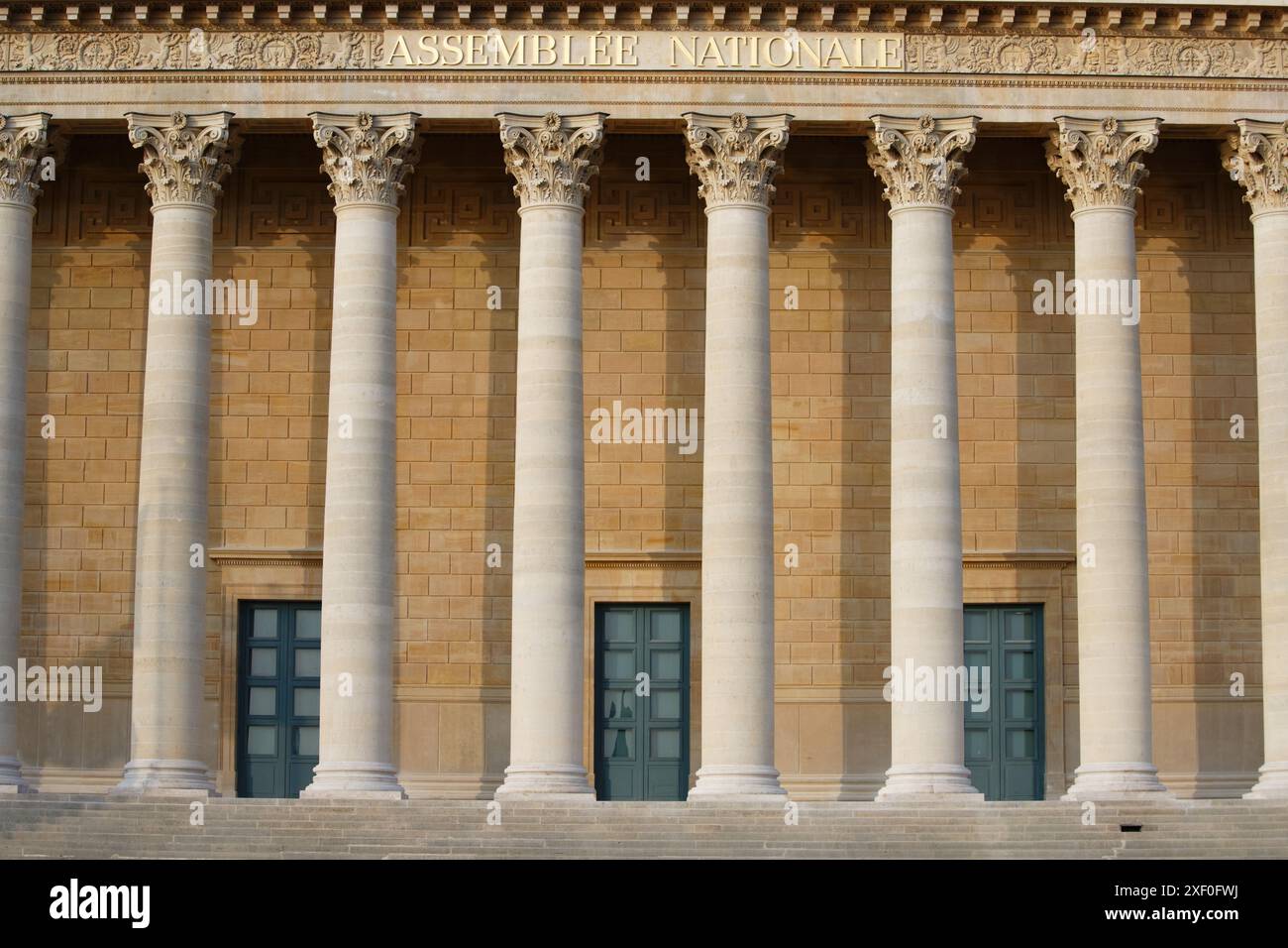 Colonne dell'edificio dell'Assemblea Nazionale , detto palazzo borbonico o camera dei deputati, rappresentanti eletti nel parlamento francese. Foto Stock