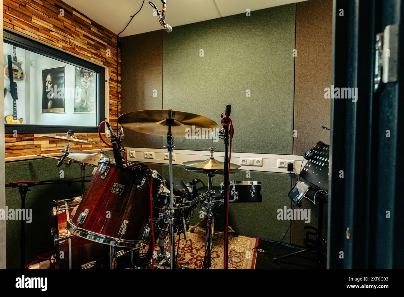 set completo di batteria acustica all'interno della cabina audio dello studio Foto Stock set completo di batteria acustica all'interno della cabina audio dello studio Foto Stock