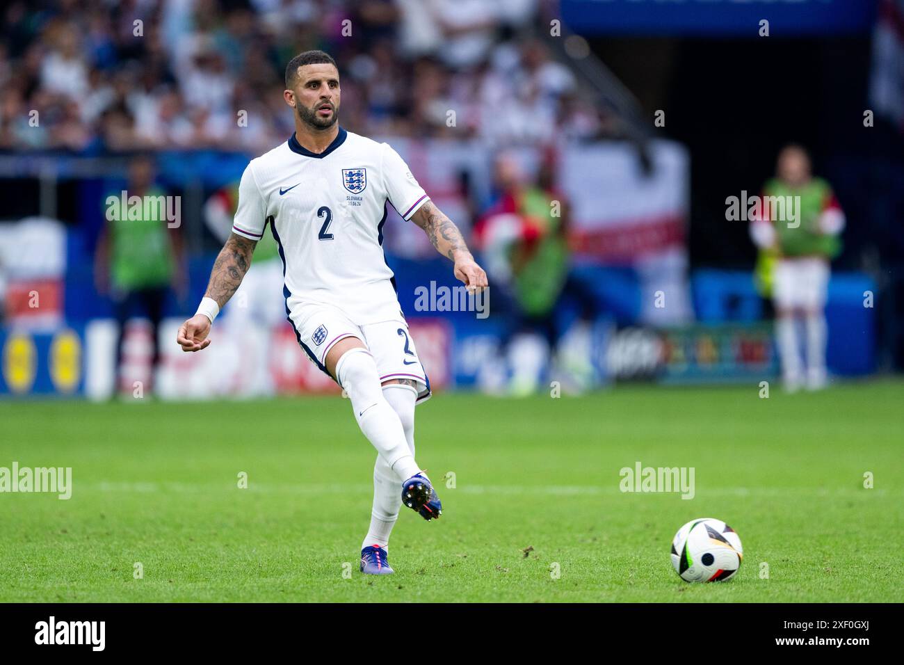 Kyle Walker (Inghilterra, #02) AM Ball, GER, Inghilterra (ENG) vs Slovacchia (SVN), Fussball Europameisterschaft, UEFA EURO 2024, turno di 16, 30.06.2024 foto: Eibner-Pressefoto/Michael Memmler Foto Stock