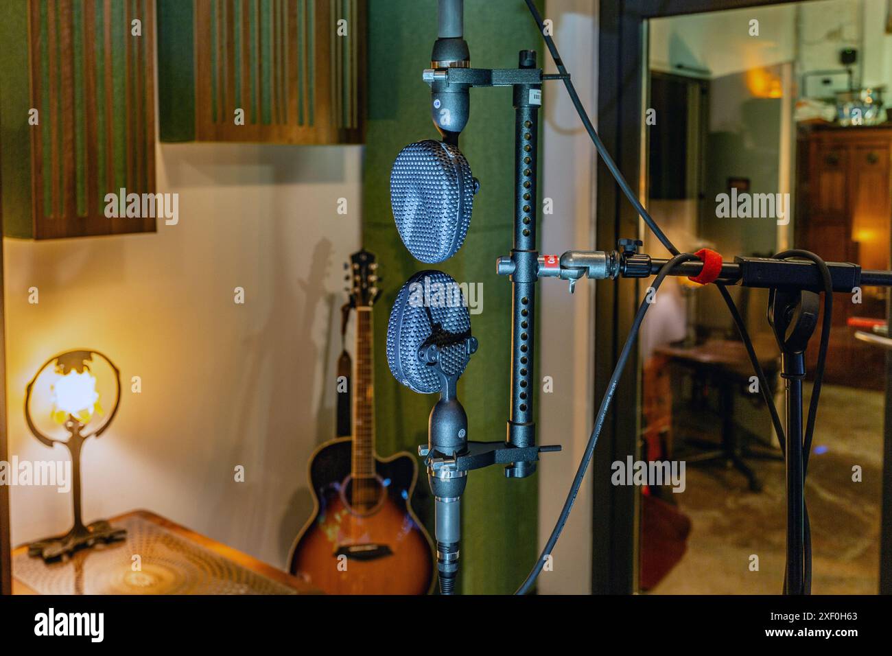 Microfono a nastro con melodio in studio audio Foto Stock