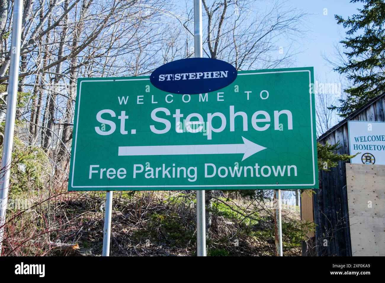 Benvenuto al St. Stephen, segnaletica per il parcheggio gratuito in centro città su King Street a New Brunswick, Canada Foto Stock