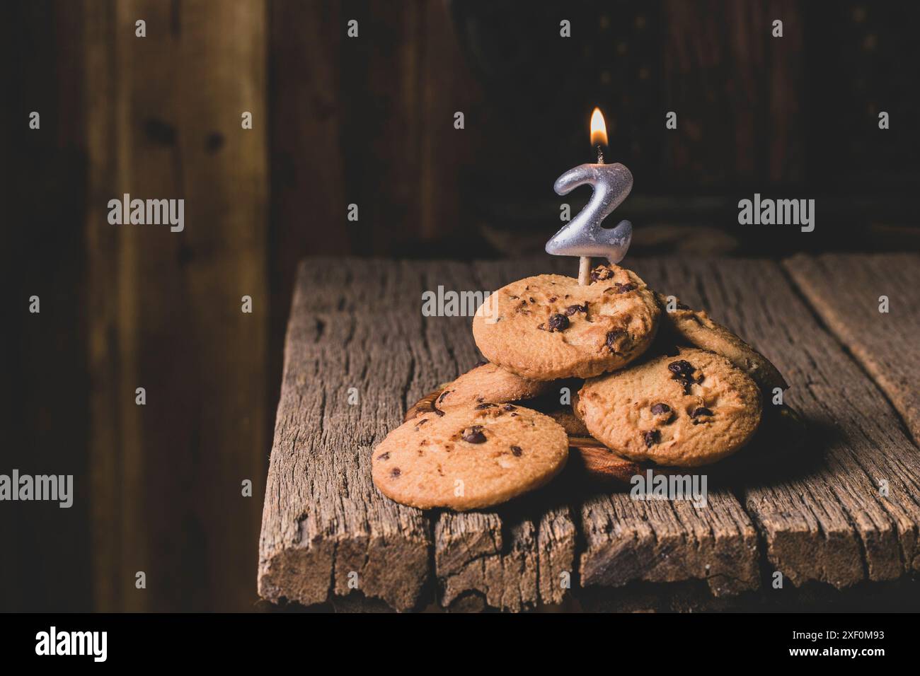 Buon compleanno numero 2, con biscotti con scaglie di cioccolato Foto Stock