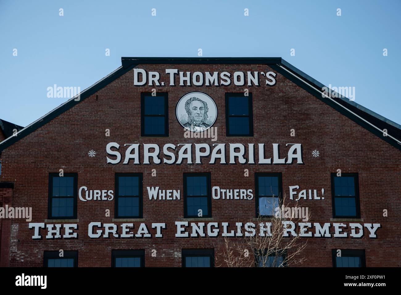 Cartello Sarsaparilla del Dr. Thomson all'angolo tra Main Street e North Street a Calais, Maine, Stati Uniti Foto Stock