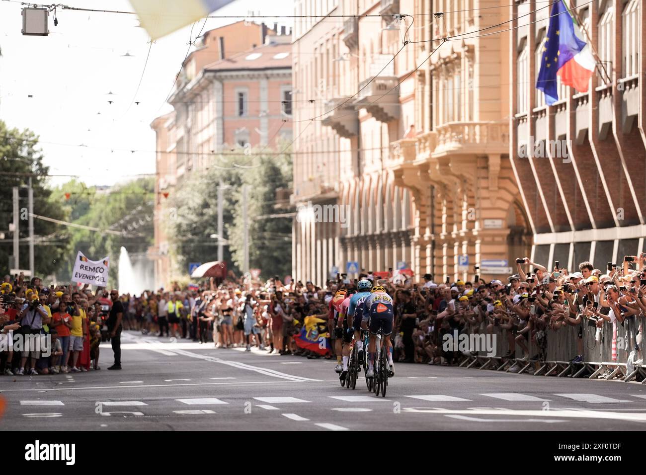 Bologna, Italia. 30 giugno 2024. La gara durante la città &#x200b;&#x200b;circuito di Bologna al Tour de France tappa 2 da Cesenatico a Bologna presso Viale Milano - Sport, Ciclismo - Cesenatico, Italia - domenica 30 giugno 2024 (foto di massimo Paolone/LaPresse) credito: LaPresse/Alamy Live News Foto Stock