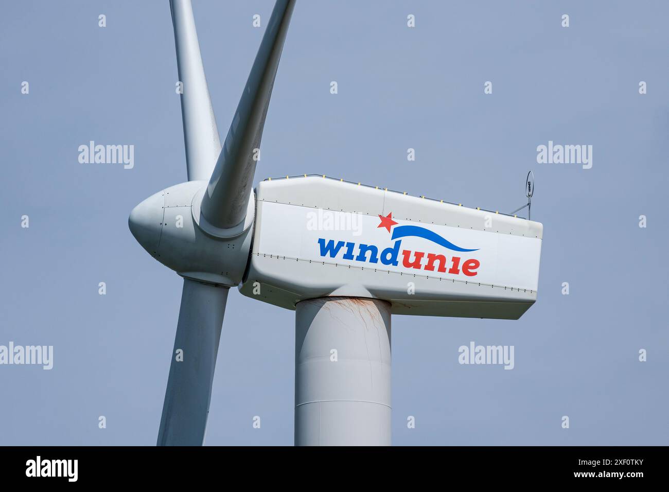 Turbina eolica Windunie contro il cielo blu Foto Stock