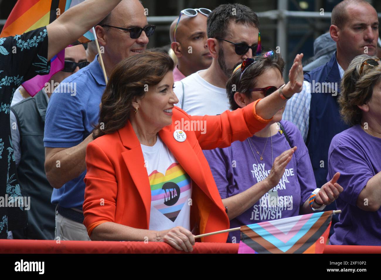 Il governatore di New York Kathy Hochul marciò nella parata annuale del New York City Pride. Foto Stock