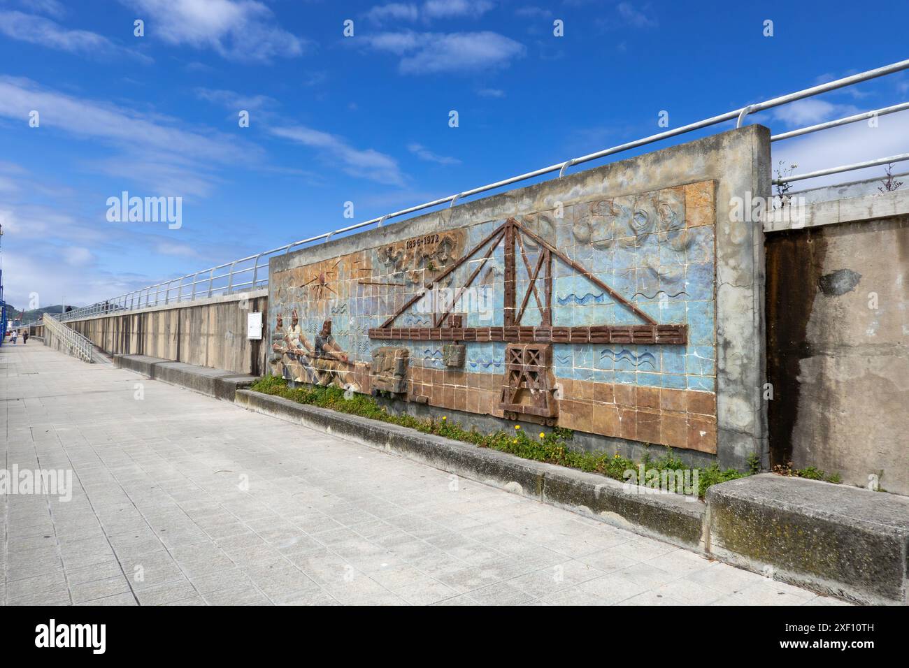 Opere d'arte murali di rilievo in pietra, tra cui il Ponte di Biscaglia nel porto di Getxo, Bilbao, Spagna, nei Paesi Baschi spagnoli del nord della Spagna Foto Stock