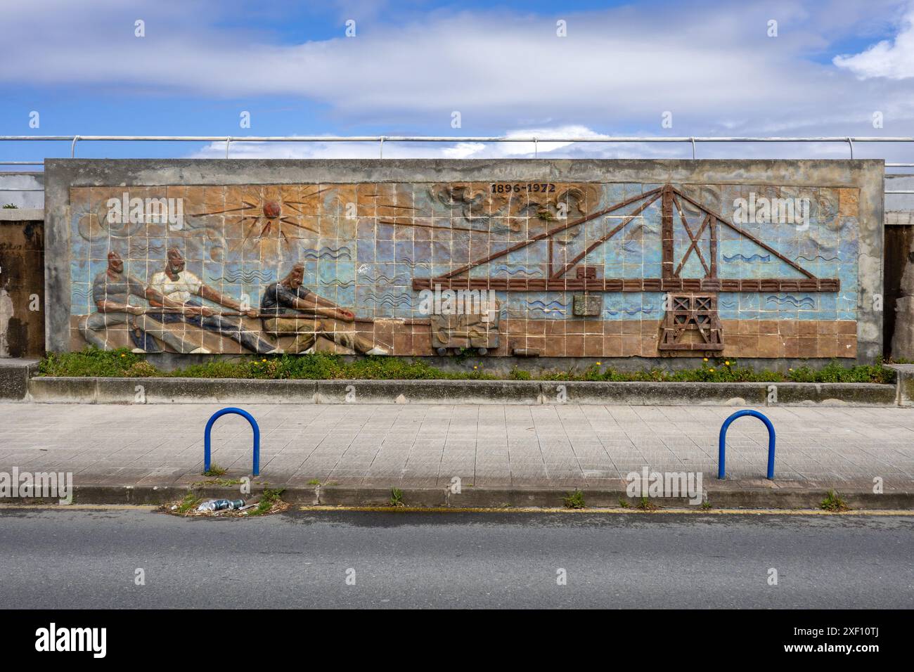 Opere d'arte murali di rilievo in pietra, tra cui il Ponte di Biscaglia nel porto di Getxo, Bilbao, Spagna, nei Paesi Baschi spagnoli del nord della Spagna Foto Stock