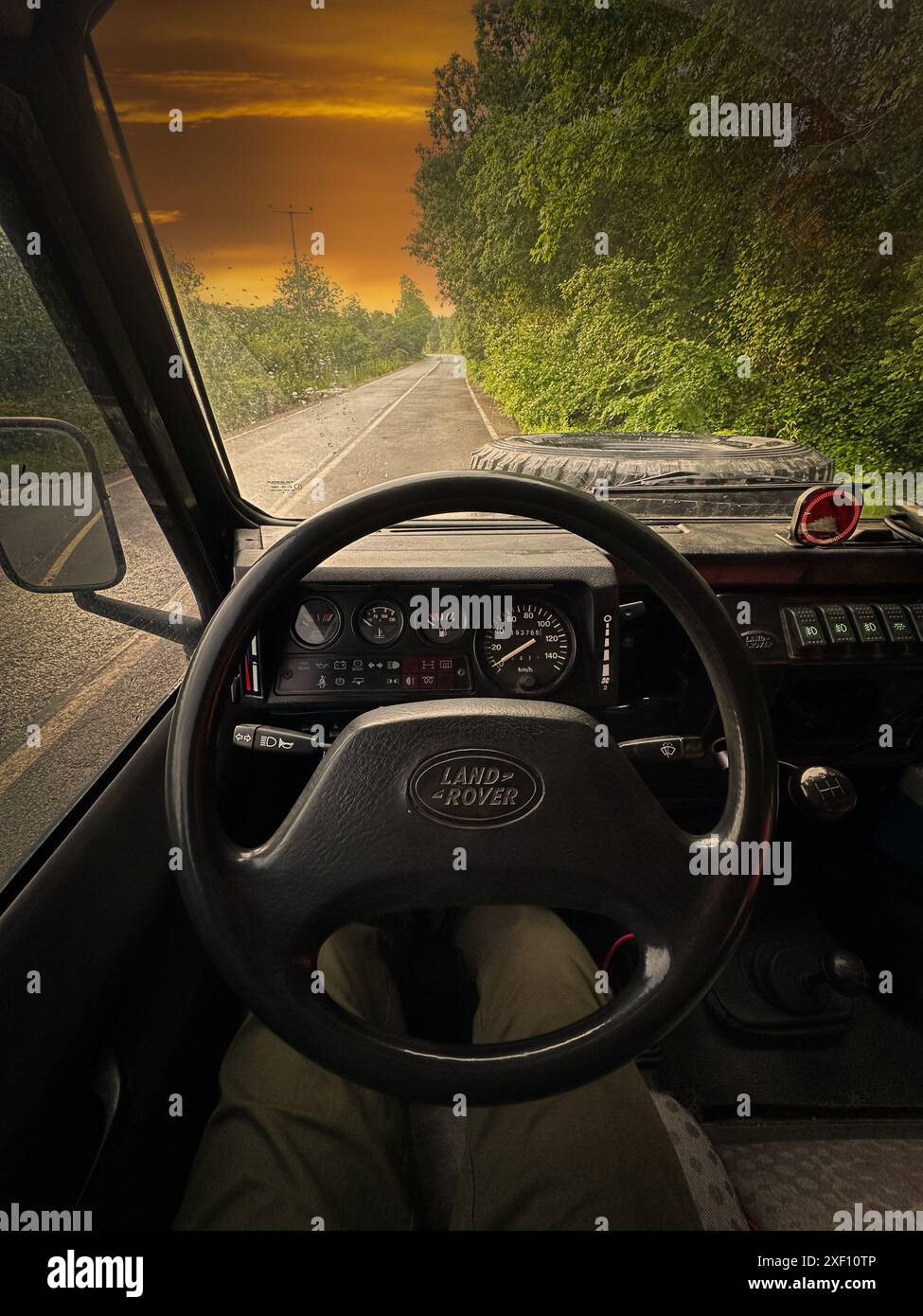 1998 Vista su strada di Land Rover Defender dal lato del conducente. Veicolo vecchio. veicolo fuoristrada a trazione integrale. Foto Stock