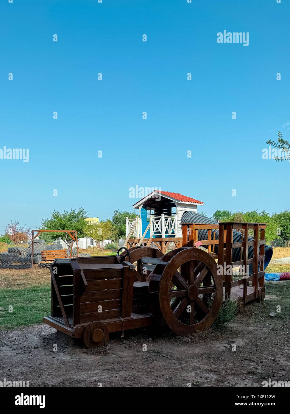 parco giochi per bambini in legno in stile ecologico Foto Stock