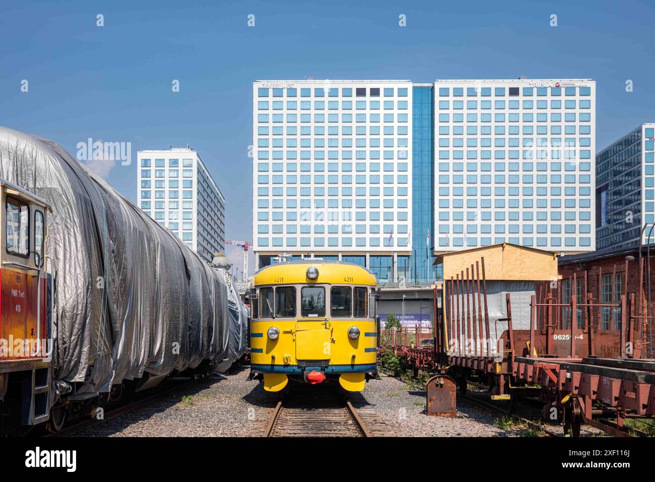 Museum train Dm7 numero 4211, attivo nel 1962-1988, presso il vecchio cantiere ferroviario nel quartiere Pasila di Helsinki, Finlandia Foto Stock
