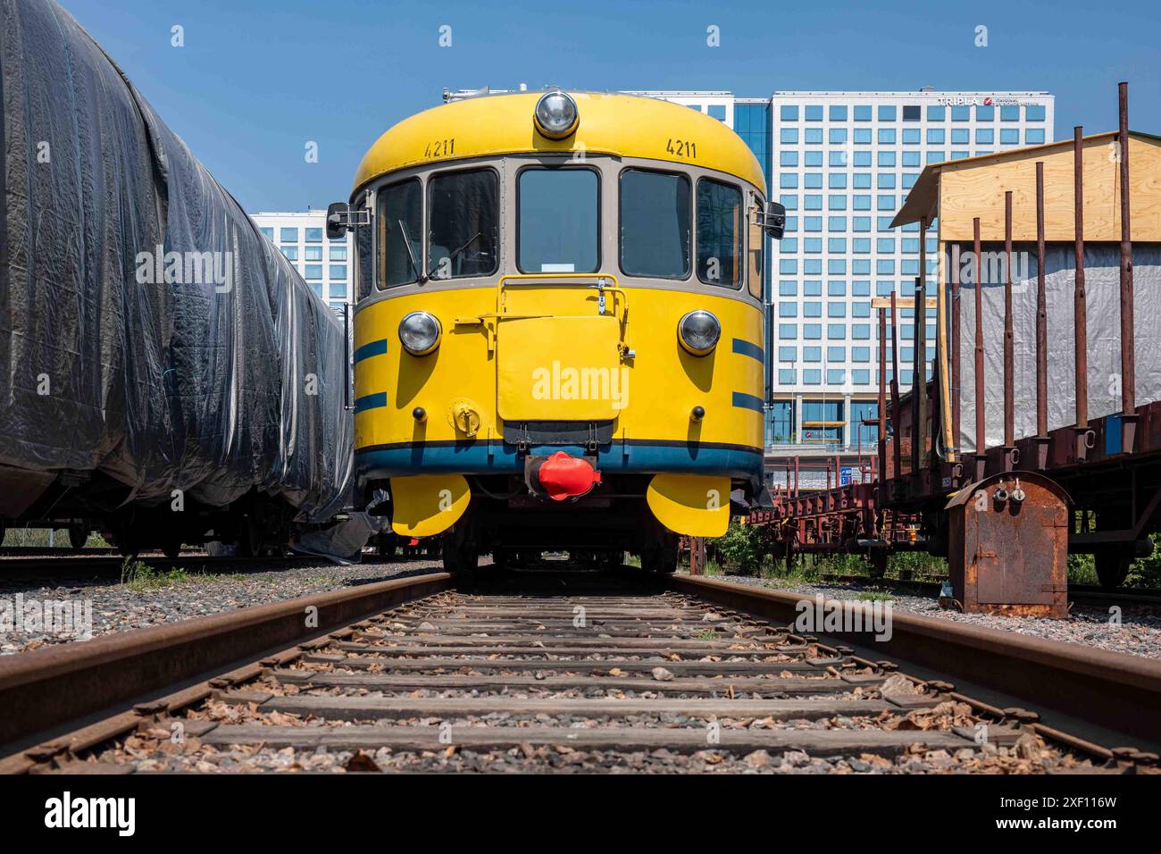 Treno museo Dm7 numero 4211, ex treno pendolare o treno locale, attivo nel 1962-1988, presso il vecchio cantiere ferroviario nel quartiere Pasila di Helsinki, Finlandia Foto Stock