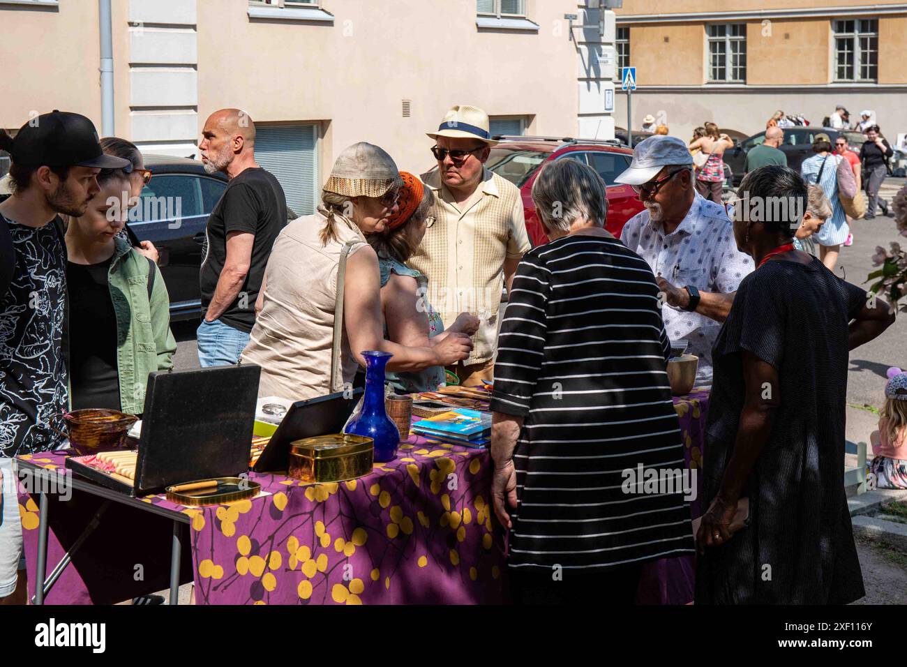 Persone al Vallilan suuret sisäpihat kirpputori pop-up mercato delle pulci all'aperto nel quartiere Vallila di Helsinki, Finlandia Foto Stock
