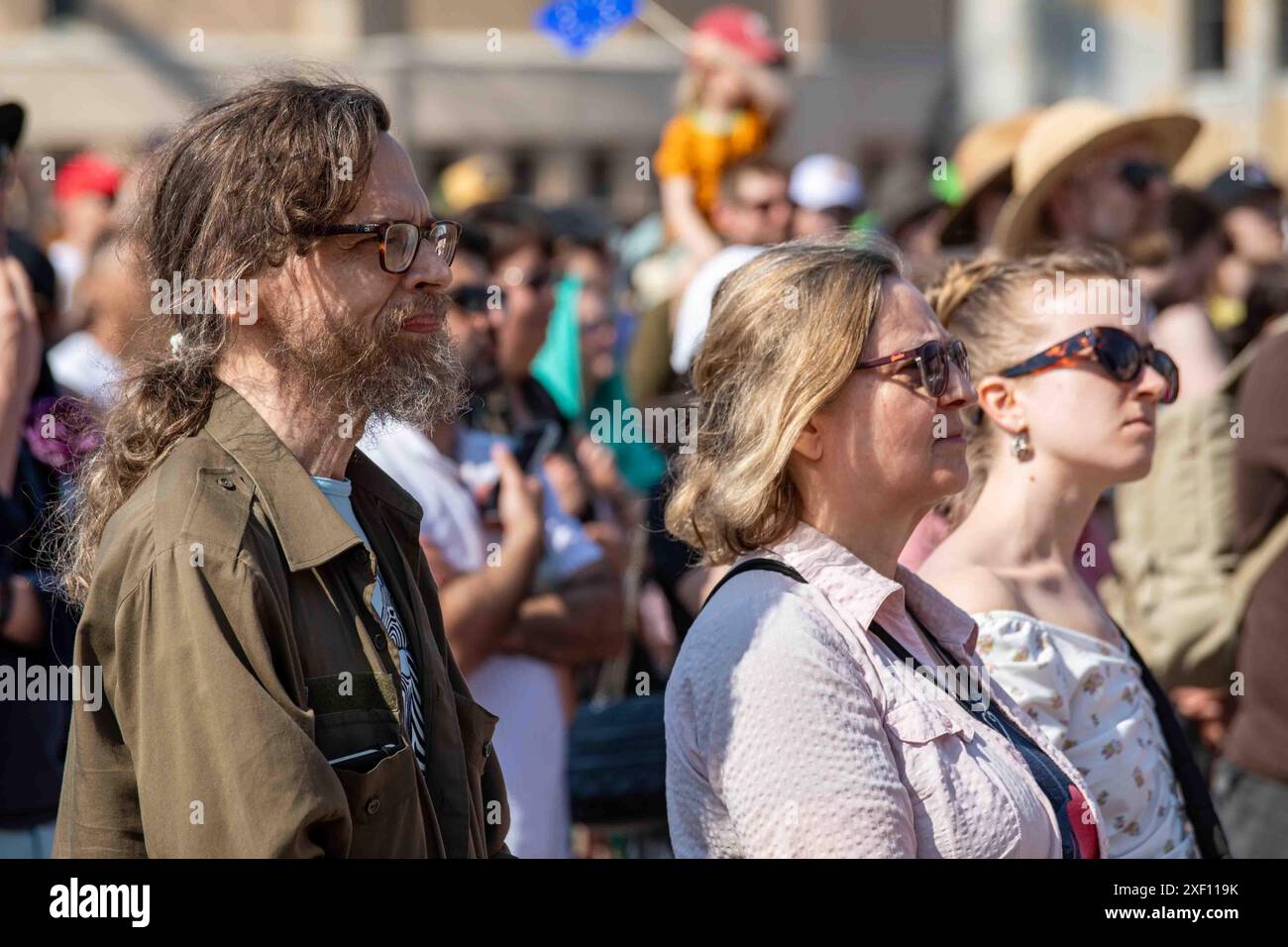 Pubblico al Maailma kylässä o al World Village Festival nel quartiere Suvilahti di Helsinki, Finlandia Foto Stock