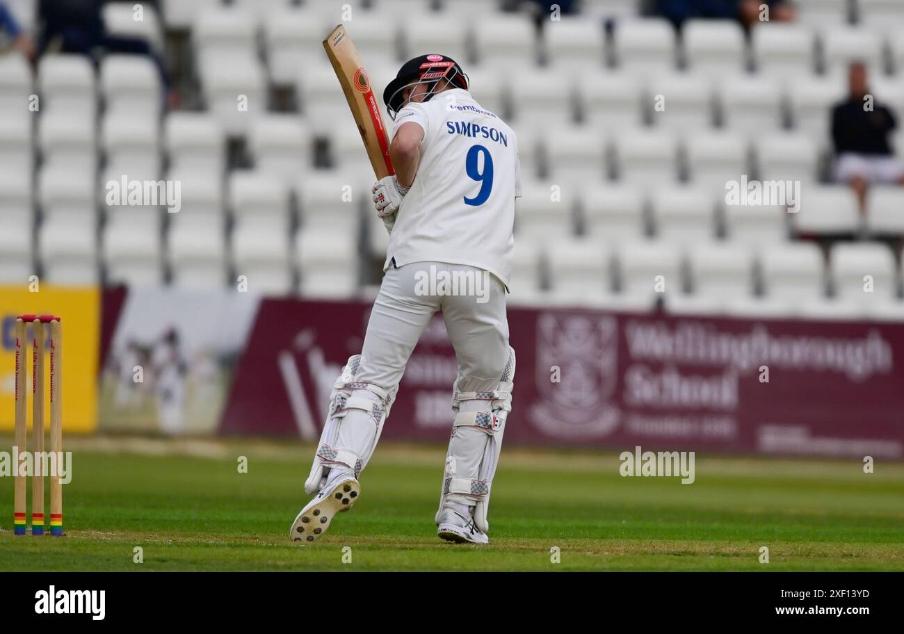 NORTHAMPTON, REGNO UNITO. 30 giugno 2024. John Simpson del Sussex durante il Vitality County Championship Division Two match tra Northamptonshire e Sussex il 30 giugno al County Ground di Northampton, Inghilterra Credit: PATRICK ANTHONISZ/Alamy Live News Foto Stock