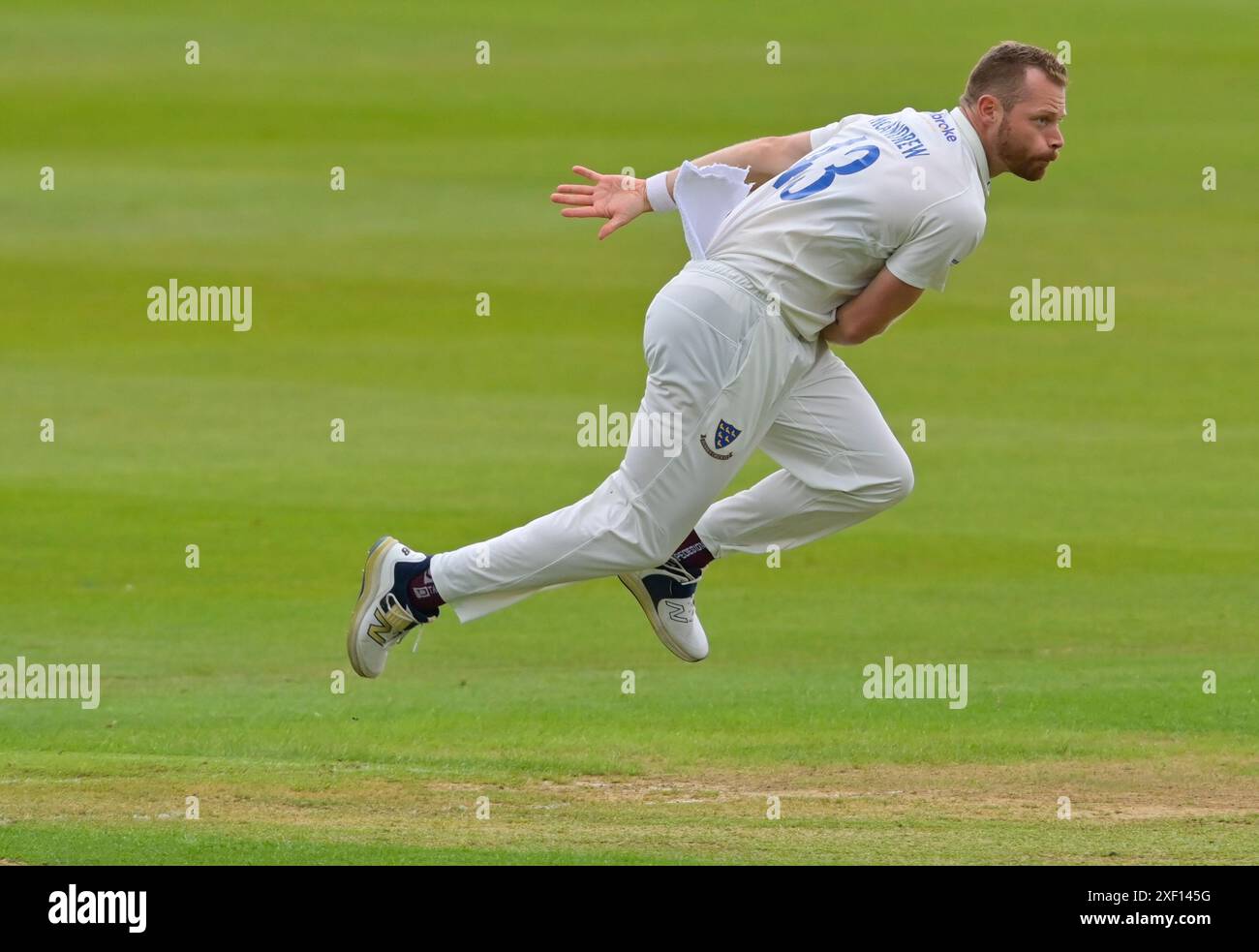 NORTHAMPTON, REGNO UNITO. 30 giugno 2024. Nathan McAndrew nel bowling durante la partita di secondo livello del Vitality County Championship tra Northamptonshire e Sussex il 30 giugno al County Ground di Northampton, Inghilterra Credit: PATRICK ANTHONISZ/Alamy Live News Foto Stock