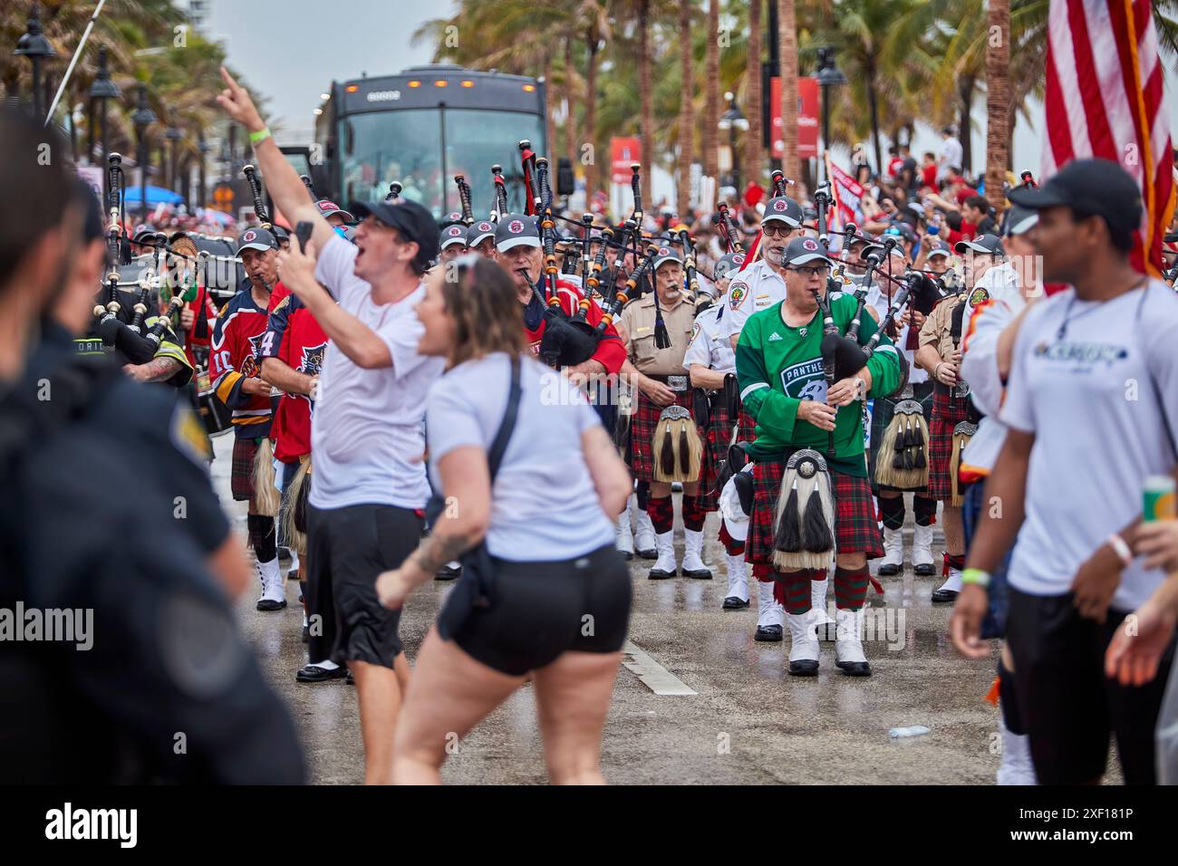 Fort Lauderdale, Florida, Stati Uniti. 30 giugno 2024. Centinaia di tifosi a Fort Lauderdale per celebrare la sfilata della vittoria della Stanley Cup dei Florida Panthers domenica 2024. I fan dei Panthers, i giocatori festeggiano la pioggia o il sole. I Panthers Edge Oilers in gara 7, vincono il primo titolo della Stanley Cup nella storia della franchigia. Crediti: Yaroslav Sabitov/YES Market Media/Alamy Live News. Foto Stock