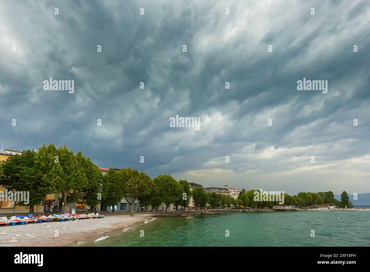 Agosto 12 2019, Desenzano del Garda, Lombardia, Italia - a Desen si sviluppano rapidamente condizioni atmosferiche avverse, forti pioggia e forti venti Foto Stock