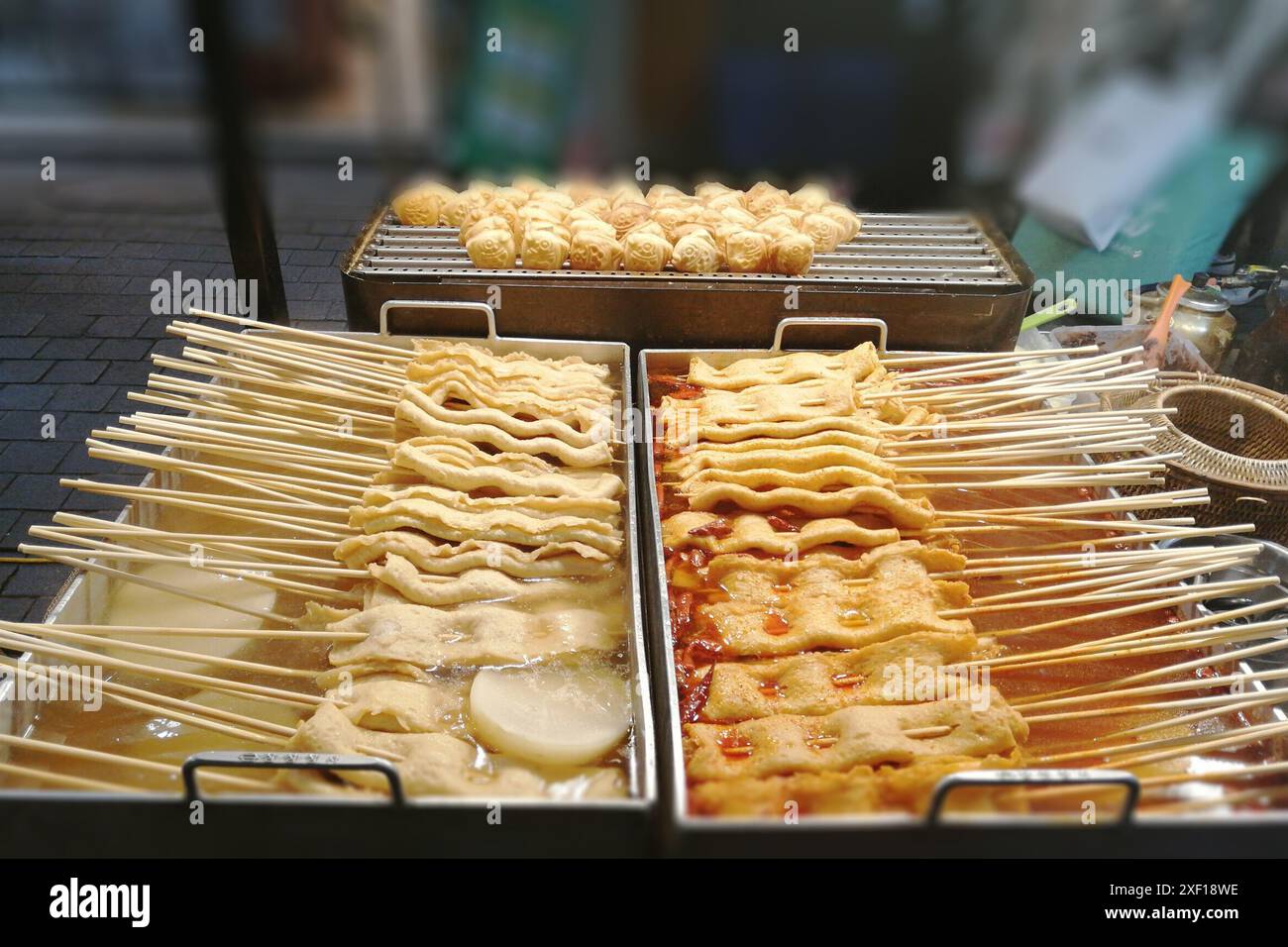 Cibo di strada coreano. Un delizioso Street food asiatico, Street food della Corea del Sud, cibo locale coreano e torta di pesce Foto Stock
