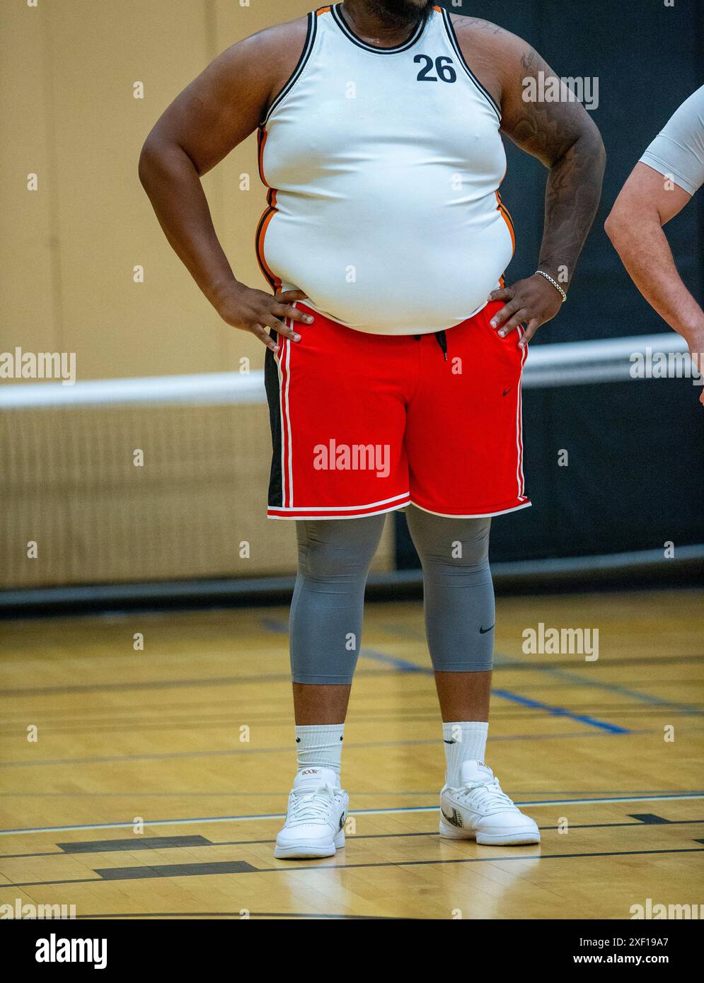 Un giocatore di basket in sovrappeso a una partita Foto Stock