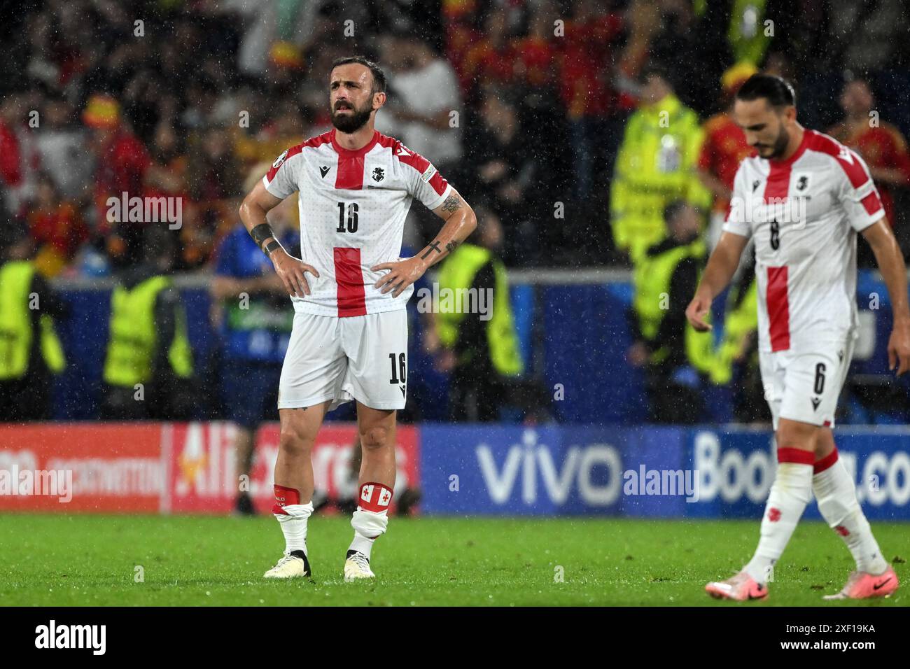 COLONIA - (l-r) Nika Kvekveskiri o Georgie, Giorgi Kochorashvili o Georgie delusione dopo il turno di UEFA EURO 2024 del 16 incontro tra Spagna e Georgia allo stadio Rhein energie il 30 giugno 2024 a Colonia, Germania. ANP | Hollandse Hoogte | GERRIT VAN COLOGNE Foto Stock