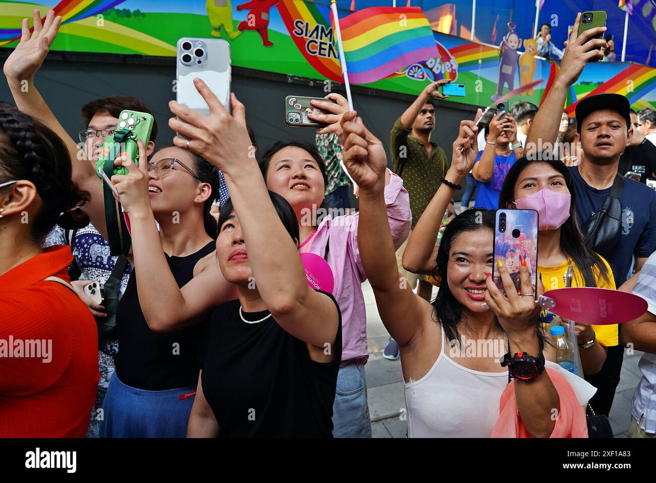 Bangkok, Thailandia. 30 giugno 2024. Le persone prendono parte all'evento Love Pride Parade 2024 che segna l'inizio dell'uguaglianza matrimoniale a Bangkok. Il governo thailandese e i settori privati organizzano l'evento LOVE PRIDE PARADE 2024 a Bangkok domenica per aiutare la Thailandia a diventare una destinazione di orgoglio globale. (Foto di Seksan Rochanametakul/SOPA Images/Sipa USA) credito: SIPA USA/Alamy Live News Foto Stock