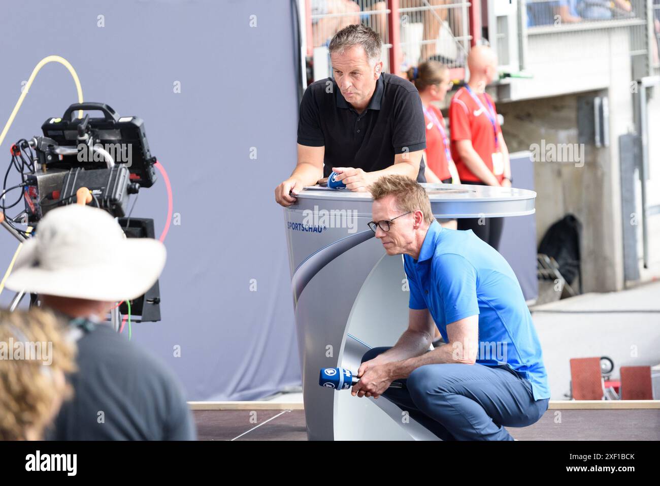 Claus Lufen di ARD-TV e Frank Busemann seguono la finale maschile dei 100 metri in diretta su uno schermo durante il Campionato tedesco di atletica leggera 2024 a Eintracht-Stadion, Braunschweig, Germania. (Sven Beyrich/SPP) credito: SPP Sport Press Photo. /Alamy Live News Foto Stock