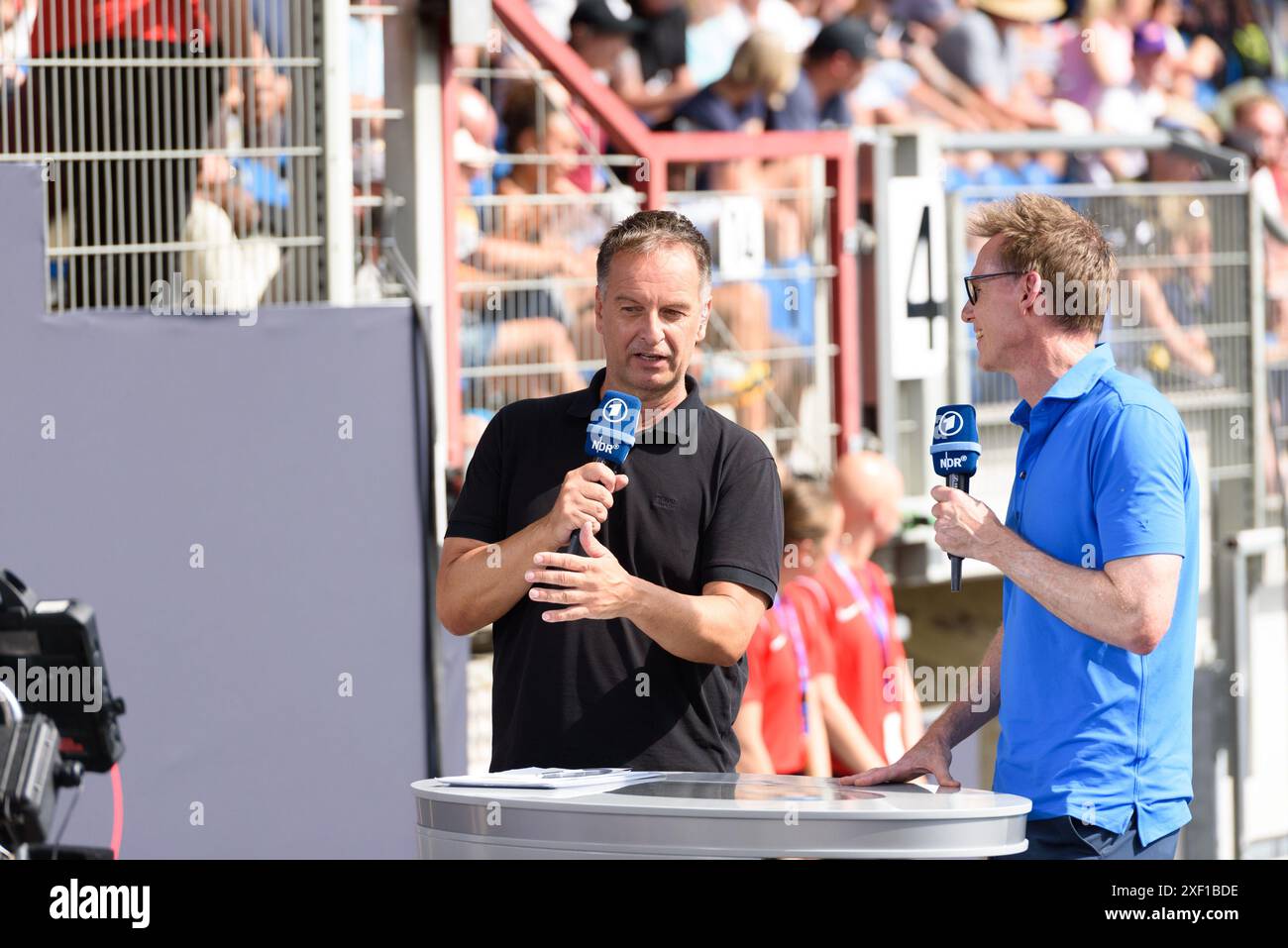 Claus Lufen di ARD-TV e Frank Busemann durante il Campionato tedesco di atletica leggera 2024 a Eintracht-Stadion, Braunschweig, Germania. (Sven Beyrich/SPP) credito: SPP Sport Press Photo. /Alamy Live News Foto Stock