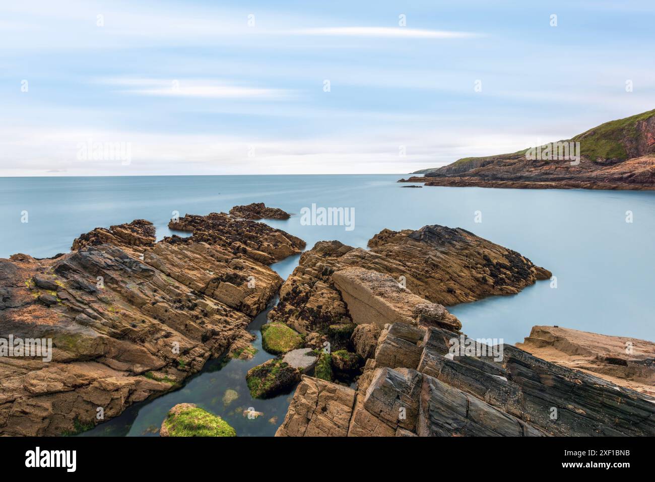 Cove è un piccolo villaggio costiero vicino ad Aberdeen, in Scozia, con una costa frastagliata e un piccolo porto riparato. Foto Stock