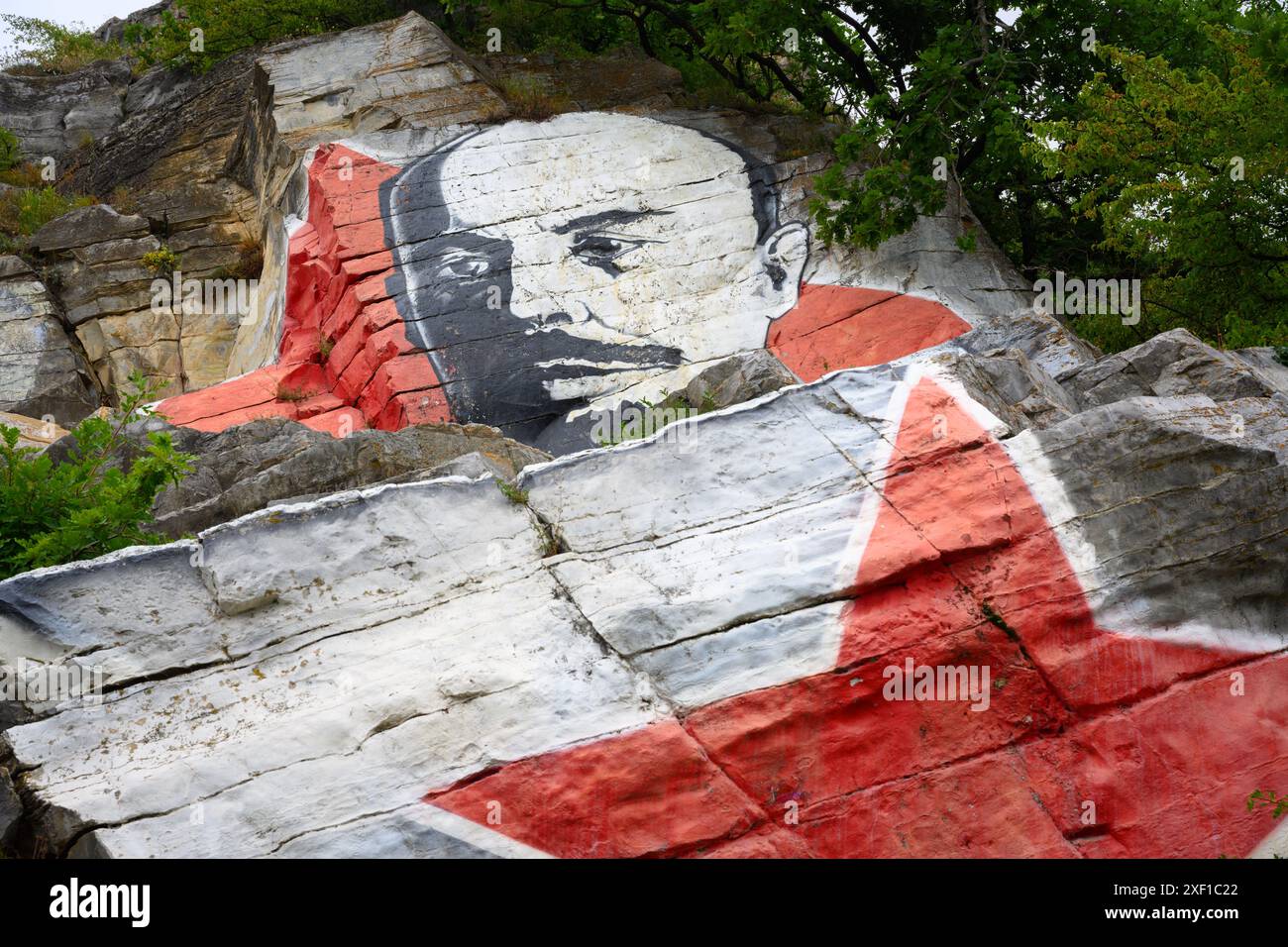 Ritratto di Lenin e stella rossa dipinto nel 1925 a Mashuk Mountain, Pyatigorsk, Russia. Questo è il punto di riferimento di Pyatigorsk. Concetto di escursione, arte, natura e Foto Stock