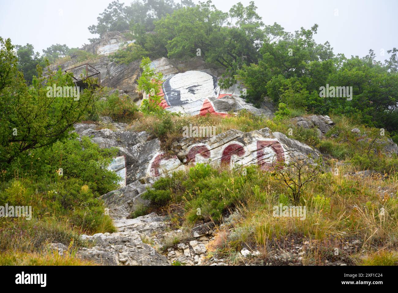 Ritratto di Lenin e parola URSS dipinto nel 1925 a Mashuk Mountain, Pyatigorsk, Russia. Questo è il punto di riferimento di Pyatigorsk. Concetto di escursione, arte, natura A. Foto Stock
