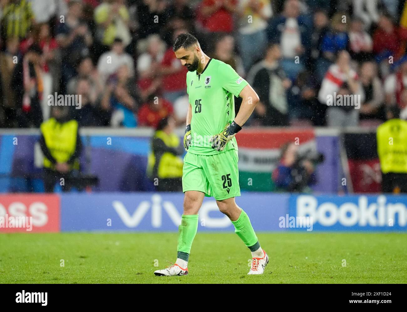 Il portiere georgiano Giorgi Mamardashvili mostra la sua reiezione durante il turno di UEFA Euro 2024, 16 partite allo Stadio di Colonia, in Germania. Data foto: Domenica 30 giugno 2024. Foto Stock