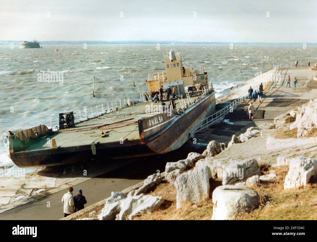 ACCENDINO AUSILIARIO DELLA FLOTTA DELLA ROYAL NAVY RNAL54 SOFFIATO SULLA PROMENADE AT, SOUTHSEA, HANTS, 1989 PIC MIKE WALKER 1989 Foto Stock