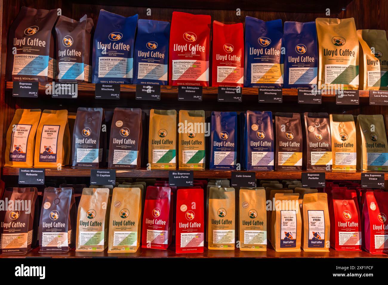 Assortimento di caffè di Llyod Caffee, azienda di torrefazione del caffè di Brema, dal 1930. Oggi si trova nell'edificio Kaffee HAG, Überseehafen. Vari tipi di caffè da Lloyd Caffee Manufaktur, Brema, Germania Foto Stock