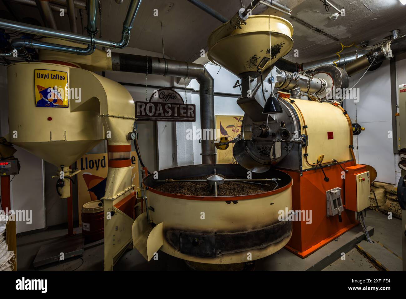 Dimostrazione di tostatura dolce a tamburo al Lloyd Caffee, porto d'oltremare di Brema. I seminari sul caffè al Llyod Caffee iniziano nella storica sala in marmo di Kaffee HAG e terminano con torrefazione a tamburo e degustazione di caffè. Macchina per la tostatura del caffè Lloyd Caffee Manufaktur, Brema, Germania Foto Stock
