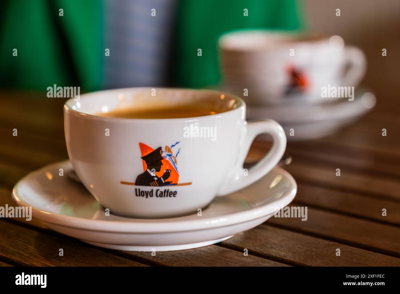Tazza di caffè con il logo di Lloyd Caffee, la più antica azienda di torrefazione del caffè ancora esistente a Brema dal 1930. Sala di degustazione del Lloyd Caffee Manufaktur, Brema, Germania Foto Stock