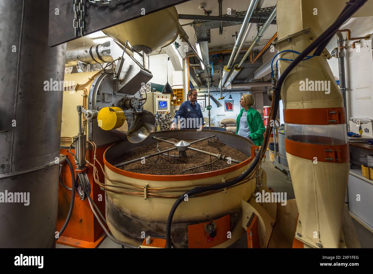 Dimostrazione di tostatura dolce a tamburo al Lloyd Caffee, porto d'oltremare di Brema. I seminari sul caffè al Llyod Caffee iniziano nella storica sala in marmo di Kaffee HAG e terminano con torrefazione a tamburo e degustazione di caffè. Macchina per la tostatura del caffè Lloyd Caffee Manufaktur, Brema, Germania Foto Stock