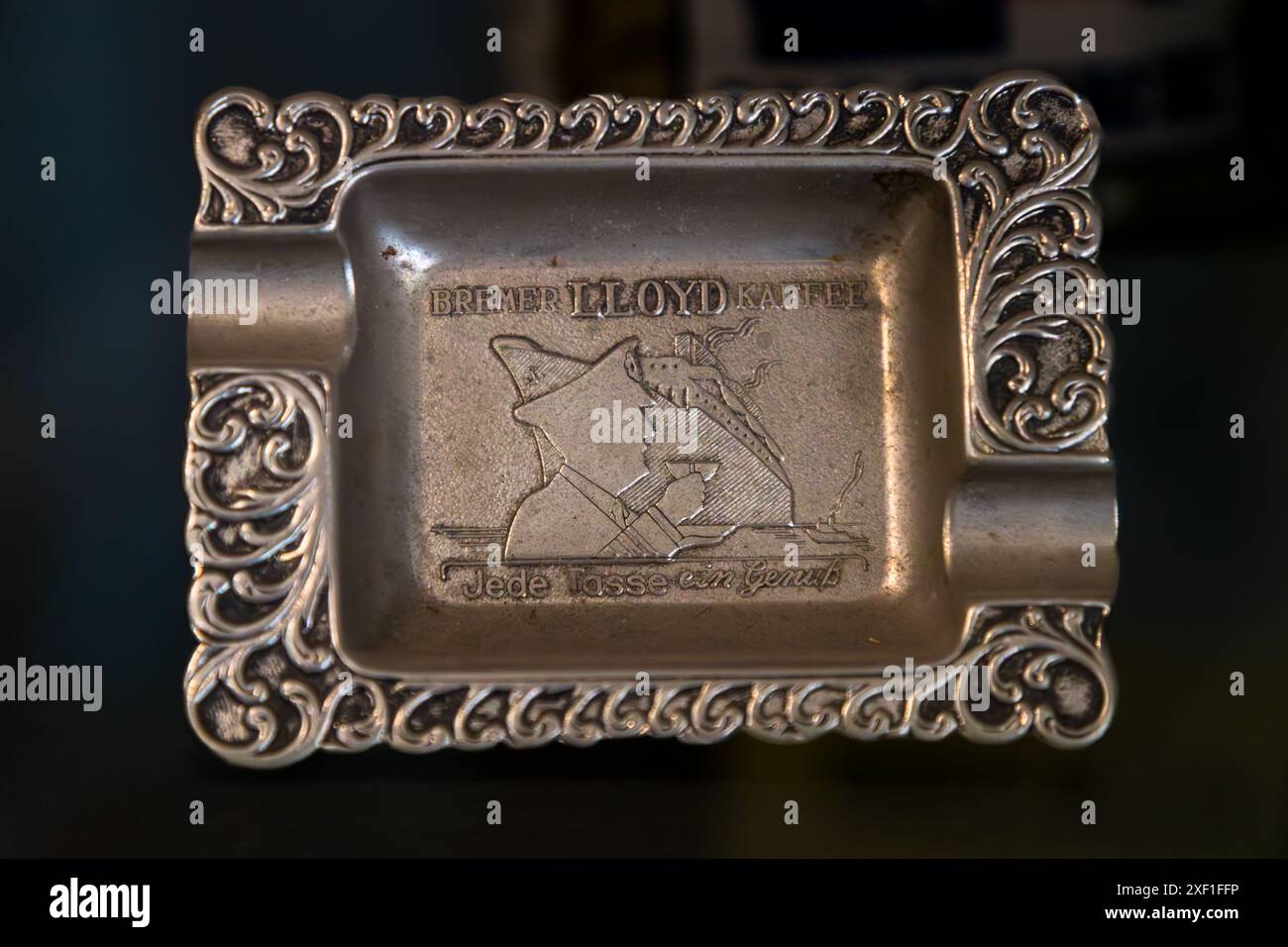 Posacenere placcato argento con stampa in rilievo: Bremer Lloyd Coffee - ogni tazza è un piacere. Posacenere dal vecchio design di Bremer Lloyd Kaffee, Brema, Germania Foto Stock