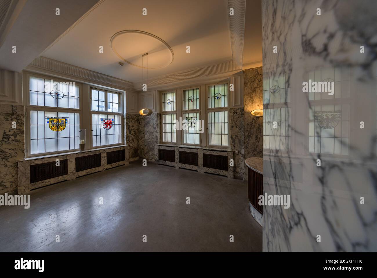 Le finestre decorative nella sala in marmo della fabbrica Kaffee-HAG mostrano gli stemmi di varie regioni e paesi. Si possono vedere gli stemmi di Sassonia, Brandeburgo, Prussia orientale, bassa Slesia e Brema. Questi furono installati dopo la seconda guerra mondiale e simboleggiano il collegamento con le ex province e regioni tedesche. La HAG Marble Hall del 1914 è un edificio storico di Brema, Germania Foto Stock