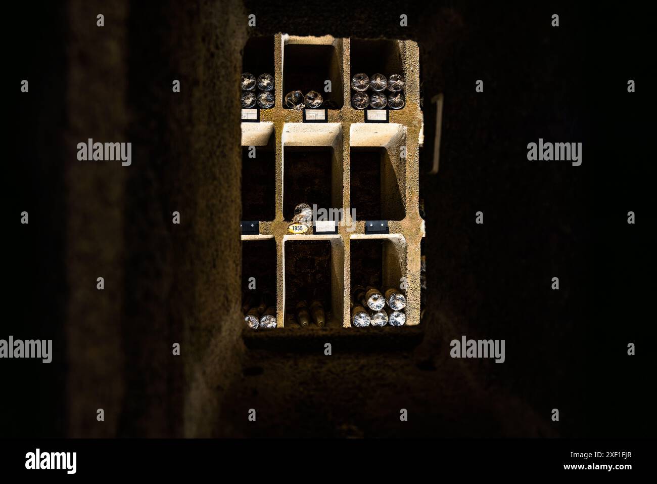 Una nicchia in pietra nel Ratskeller di Brema contiene bottiglie di vino con etichette ingiallite, una reca l'anno 1955. La cantina vinicola di oltre 600 anni sotto il Municipio di Brema conserva esclusivamente vini tedeschi. Brema, Germania. Foto Stock
