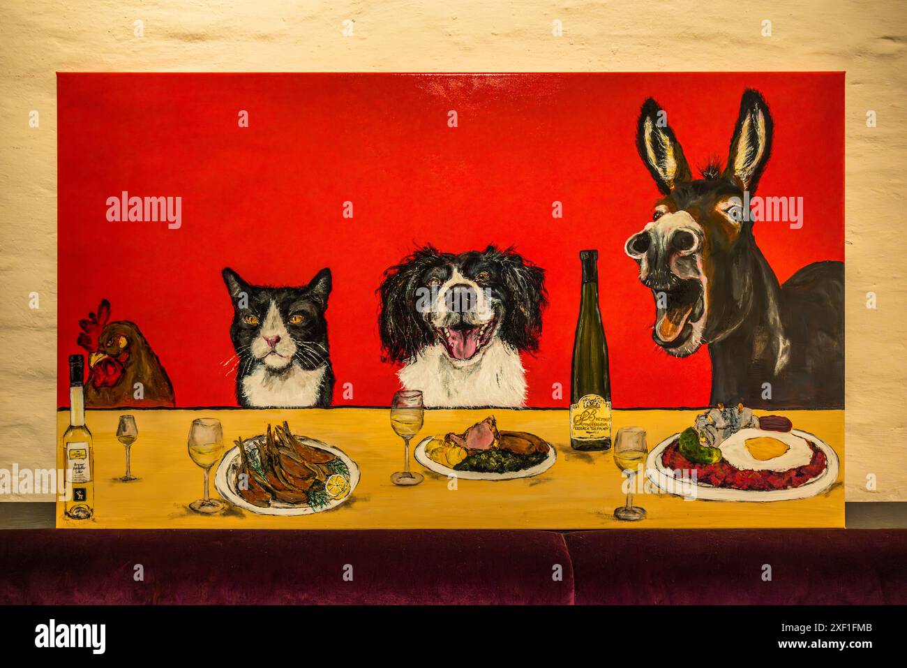 Attingendo dal ristorante Ratskeller: I musicisti della città di Brema a un tavolo con cibo e vino. I musicisti della città di Brema (gallo, gatto, cane e asino) come ospiti del Ratskeller. Il Bremer Ratskeller è un ristorante tradizionale e negozio di vini nella cantina del municipio di Brema risalente al 1405, dove sono conservate 650 varietà di vini esclusivamente tedeschi, Brema, Germania Foto Stock