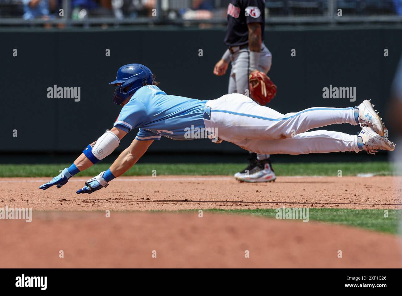 Kansas City, Missouri, Stati Uniti. 30 giugno 2024: L'interbase dei Kansas City Royals Bobby Witt Jr. (7) inizia la sua slide al terzo posto durante il quinto inning dopo aver colpito un triplo contro i Cleveland Guardians al Kauffman Stadium di Kansas City, Missouri. Credito David Smith/CSM: Cal Sport Media/Alamy Live News Foto Stock