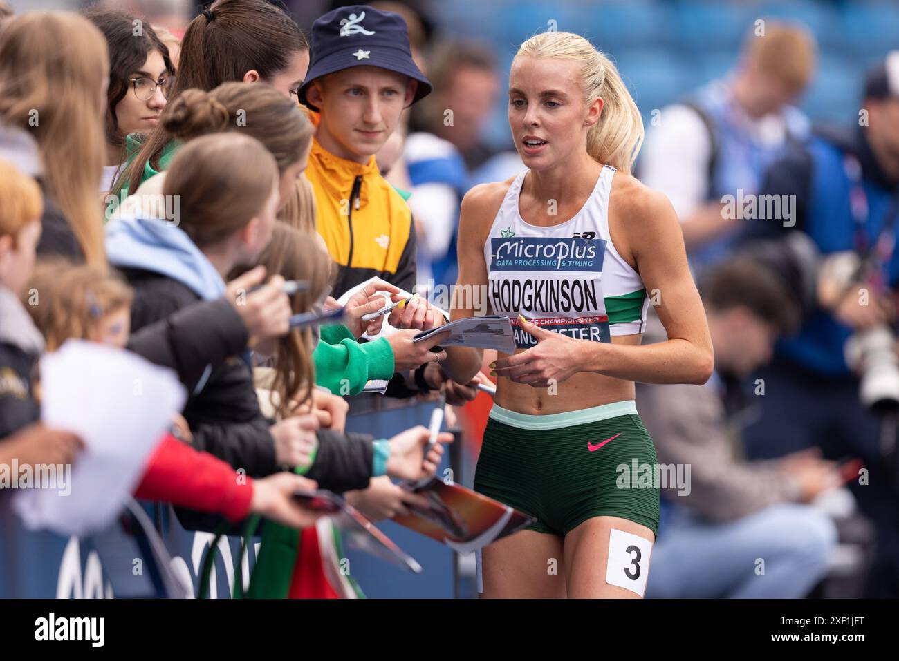 Manchester, Inghilterra sabato 29 giugno 2024. Keely Hodgkinson firma autografi per i tifosi durante i Microplus UK Athletics Championships presso la Manchester Regional Arena, Manchester, Inghilterra, sabato 29 giugno 2024. (Foto: Pat Scaasi | mi News) crediti: MI News & Sport /Alamy Live News crediti: MI News & Sport /Alamy Live News Foto Stock