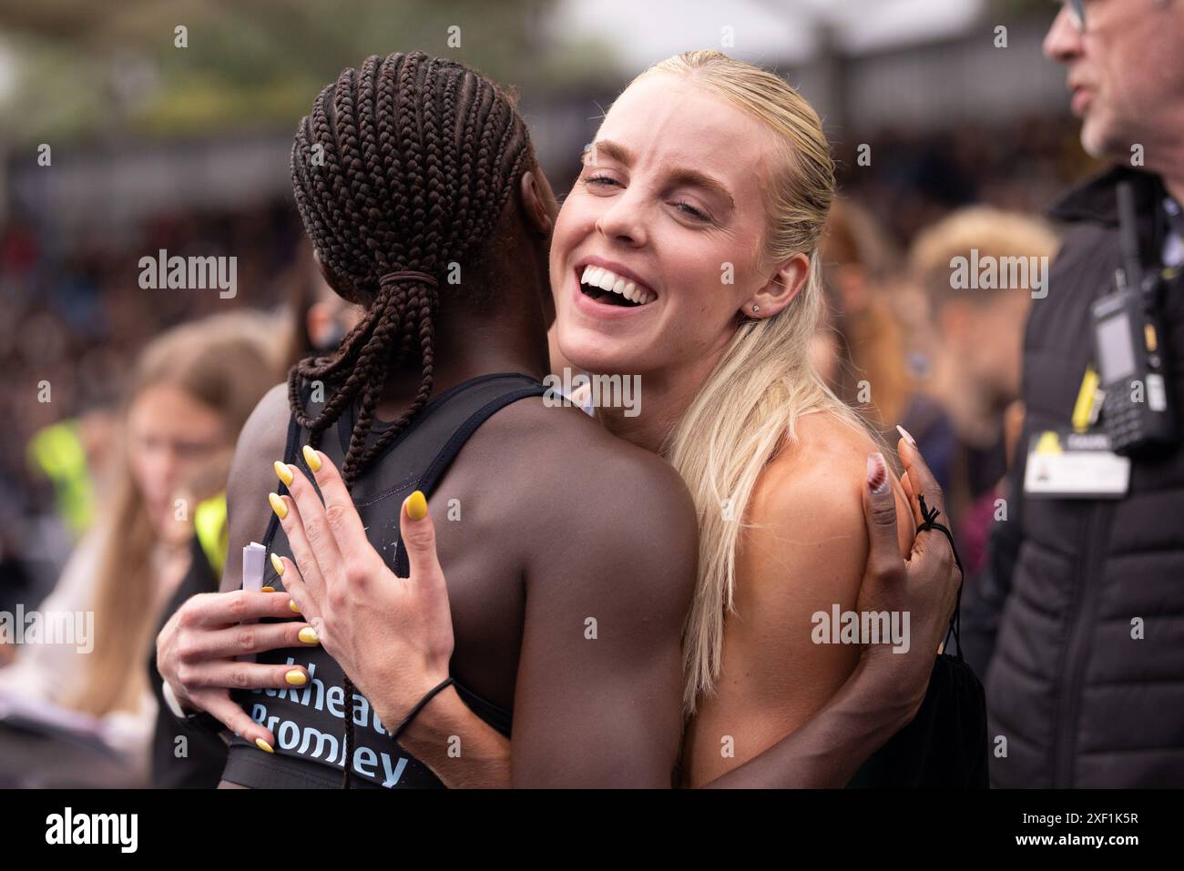 Manchester, Inghilterra sabato 29 giugno 2024. Keely Hodgkinson guarda la finale dei 800 m poi abbraccia Dina Asher-Smith durante il Microplus UK Athletics Championships alla Manchester Regional Arena, Manchester, Inghilterra, domenica 30 giugno 2024. (Foto: Pat Scaasi | mi News) crediti: MI News & Sport /Alamy Live News crediti: MI News & Sport /Alamy Live News Foto Stock
