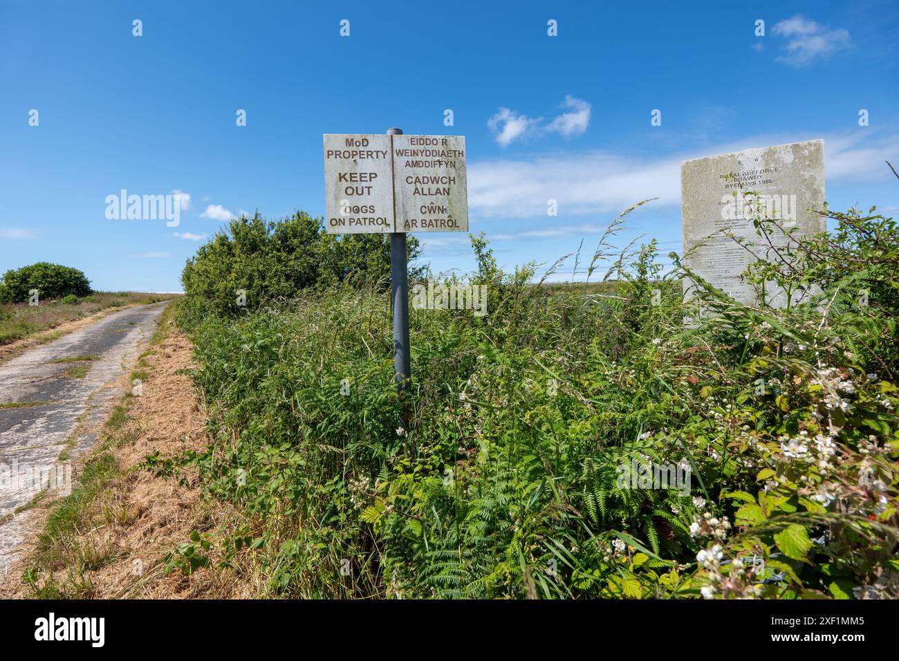 Cartello segnaletico MOD per la proprietà presso il sito proposto per la nuova installazione del radar DARC. Una nuova campagna che si chiama PARC Against DARC ha annunciato il suo lancio ufficiale il 29 maggio presso Solva Memorial Hall, con l’obiettivo di fermare i piani dei militari britannici/statunitensi di creare un piatto del 27 «Deep Space Advanced radar Concept» - stazione radar ad alta potenza «DARC» a Cawdor Barracks, Brawdy, Pembrokeshire, nel cuore della penisola di St. Davids. Nell'ambito di "AUKUS" - il patto di sicurezza a tre vie tra Australia, Regno Unito e Stati Uniti - i piani militari sono di costruire tre installazioni radar DARC intorno al Foto Stock