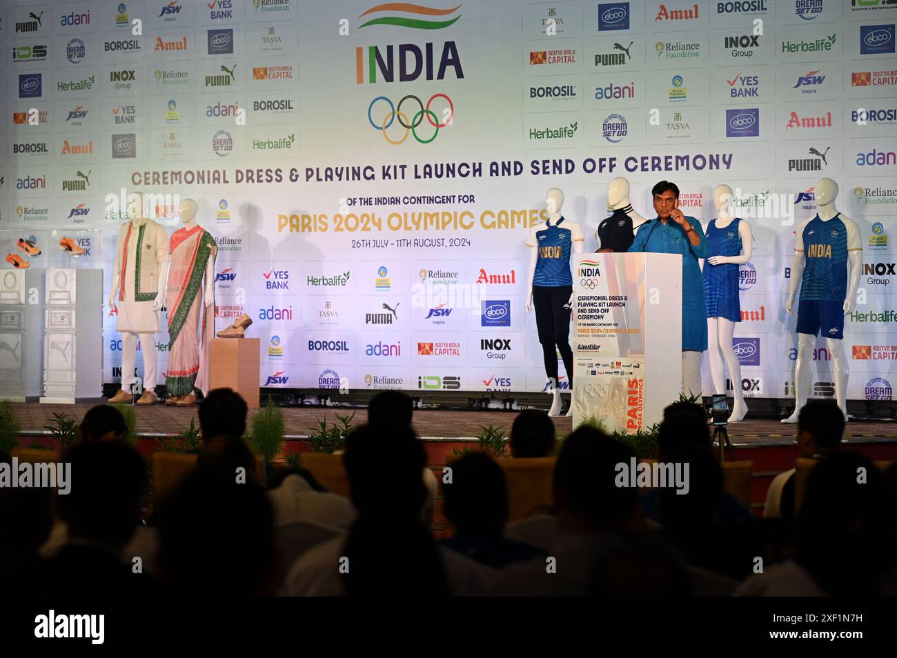 NUOVA DELHI, INDIA - GIUGNO 30: Ministro dell'Unione per gli affari giovanili e lo sport, Dr. Mansukh Mandaviya, presidente olimpico indiano Dr. PT Usha, al lancio dell'abbigliamento olimpico INDIANO e del kit da gioco, il 30 giugno 2024 a nuova Delhi, India. Durante l'evento, il ministro dell'Unione ha svelato tre kit (abito cerimoniale, kit da gioco e scarpe da esibizione e attrezzatura da viaggio) della squadra indiana. Gli atleti indiani legati alle Olimpiadi di Parigi erano entusiasti delle loro prospettive in un invio cerimoniale organizzato dalla Indian Olympic Association. (Foto di Salman Ali/Hindustan Times/Sipa USA ) Foto Stock