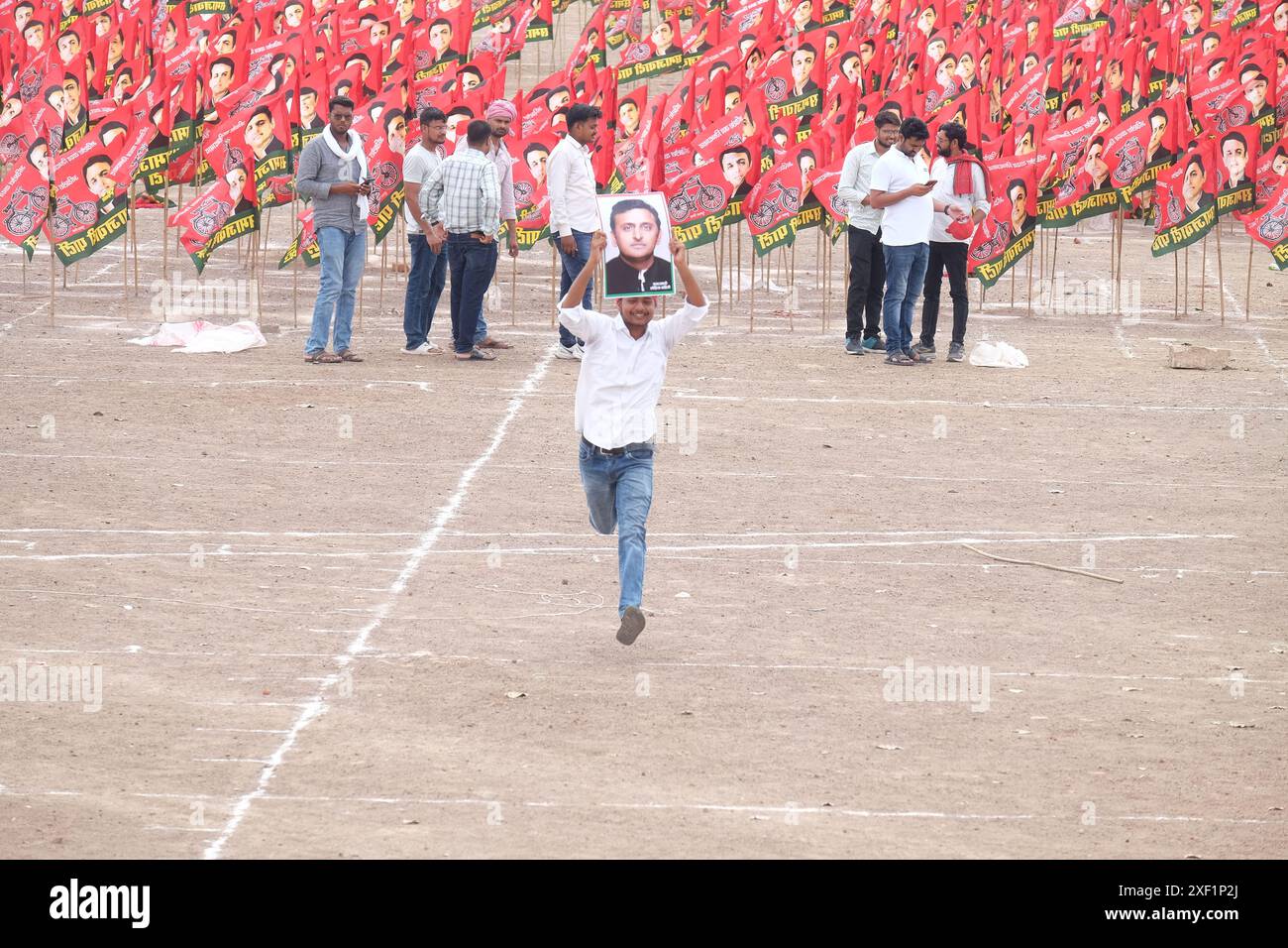 Prayagraj, India. 2 gennaio 2014. Il presidente nazionale del partito Samjwadi Lohia Abhishek Yadav ospita l'evento con più di 5100 bandiere per celebrare il 51° compleanno nel distretto di Prayagraj. Nonostante tutti i preparativi siano rovinati a causa della pioggia, tutti questi giovani stanno lavorando duramente e diligentemente per rendere speciale il compleanno del loro leader. (Foto di Shashi Sharma/Pacific Press) credito: Pacific Press Media Production Corp./Alamy Live News Foto Stock